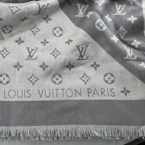 Louis Vuitton grey shawl monogramam - Picture 4 of 6